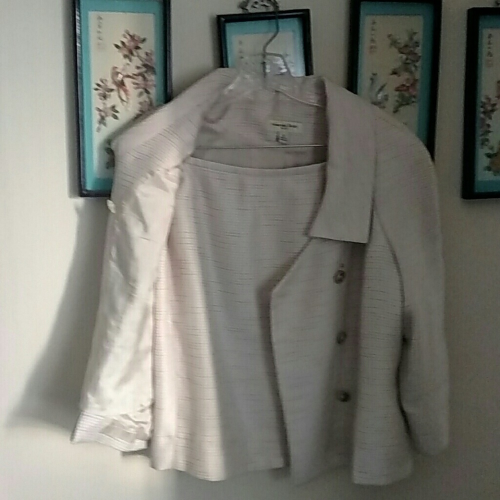 Skirt suit